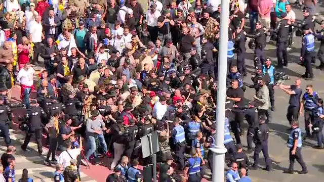 Protestul fermierilor din Piața Victoriei a degenerat. Au forțat dispozitivul, iar jandarmii au folosit spray lacrimogen